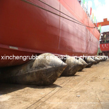 Schweres Schiff, das GummiAirbag anhebt